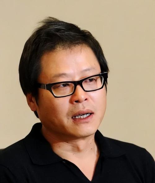 新奥2025今晚开奖资料和街头下水道爬出女子与街头下水道爬出女子身体视频