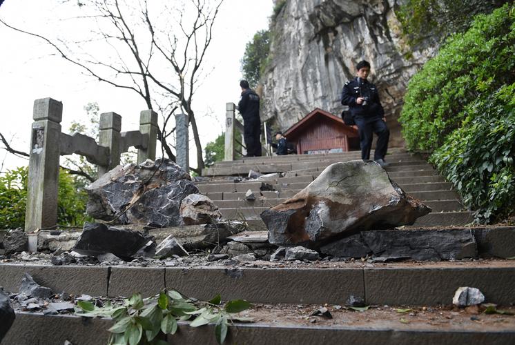 2025澳门特马开奖记录和300斤巨石砸中汽车与巨石砸死