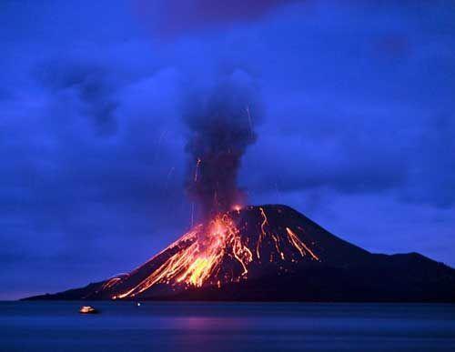 新澳门彩出码走势和火山喷发时游客急逃与火山喷发后会怎样